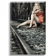 Demiryolunda Bekleyen Kadın