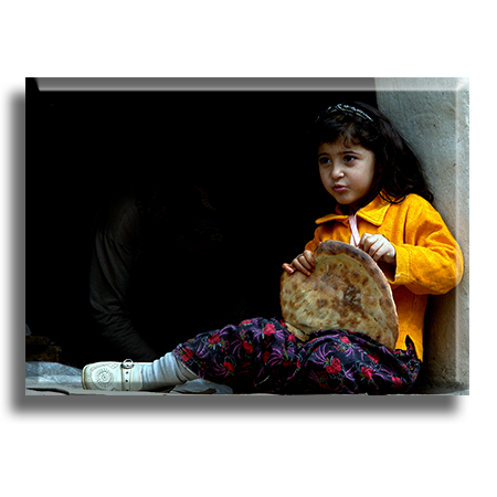 Mayalı Ekmek Yiyen Kız
